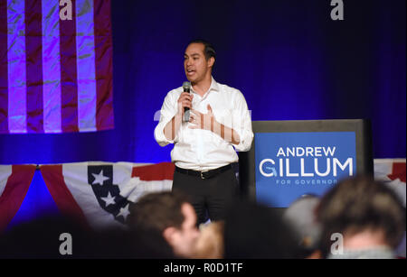 Orlando, Florida, Stati Uniti d'America. 3 Novembre, 2018. Julian Castro, ex U.S. Segretario di Albergare e Sviluppo Urbano, indirizzi dei sostenitori del Florida gubernatorial democratica nominee Andrew Gillum il 3 novembre 2018 a una campagna rally presso la sede dell'Università della Florida centrale in Orlando, Florida. Con l'elezione di soli tre giorni di distanza, Gillum speranze per sconfiggere il repubblicano Ron DeSantis per diventare Florida il primo americano africano governatore. Credito: Paul Hennessy/Alamy Live News Foto Stock