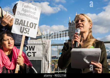 Londra, Regno Unito. 3 Novembre, 2018. Sian Berry, co-leader del Partito Verde, indirizzi gli attivisti per gli alloggi sociali, compresi i residenti di alcuni degli ottanta estates intorno a Londra attualmente affrontando le demolizioni, protestando al di fuori del Municipio di demand sicuro e sicuro di case per tutti, un ballottaggio per tutti i terreni più alloggi sociali e per il suolo pubblico per essere utilizzati per costruire più case del consiglio. Credito: Mark Kerrison/Alamy Live News Foto Stock