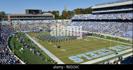 Chapel Hill, North Carolina, Stati Uniti d'America. 3 Novembre, 2018. Percorso UNC Marching Band esegue durante le cerimonie di apertura. Il North Carolina Tar Heels giocato la Georgia Tech giacche gialle in un gioco di calcio che ha avuto luogo presso la Kenan Memorial Stadium di Chapel Hill, N.C. Sabato, 3 novembre 2018. Credito: Fabian Radulescu/ZUMA filo/Alamy Live News Foto Stock