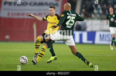 Deutschland. 03 Nov, 2018. firo: 03.11.2018 calcio, 1. Bundesliga, stagione 2018/2019 VFL Wolfsburg - BVB Borussia Dortmund 09 (0-1) BVB e Marco Reus, nei duelli con Anthony Brooks | Utilizzo di credito in tutto il mondo: dpa/Alamy Live News Foto Stock