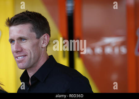 Ft. Vale la pena, Texas, Stati Uniti d'America. 3 Novembre, 2018. Carl Edwards si blocca nel garage durante la pratica per la AAA Texas 500 al Texas Motor Speedway in Ft. Vale la pena, Texas. Credito: Justin R. Noe Asp Inc/ASP/ZUMA filo/Alamy Live News Foto Stock