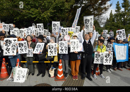 Tokyo, Giappone. 3 Novembre, 2018. Gruppi di cittadini contrapposte emendamento costituzionale rally intorno alla dieta edificio nel cuore di Tokyo il Sabato, 3 novembre 2018. Alcuni 18.000 cittadini preoccupati da tutto il paese si sono riuniti nella capitale della nazione per esprimere la loro opposizione a modificare la Costituzione pacifista. Credito: Natsuki Sakai/AFLO/Alamy Live News Foto Stock