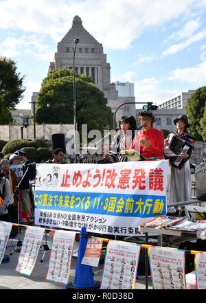 Tokyo, Giappone. 3 Novembre, 2018. Gruppi di cittadini contrapposte emendamento costituzionale rally intorno alla dieta edificio nel cuore di Tokyo il Sabato, 3 novembre 2018. Alcuni 18.000 cittadini preoccupati da tutto il paese si sono riuniti nella capitale della nazione per esprimere la loro opposizione a modificare la Costituzione pacifista. Credito: Natsuki Sakai/AFLO/Alamy Live News Foto Stock