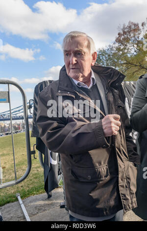 Londra, Regno Unito. 3 Novembre 2018.Ted Knight, ex Lambeth leader laburista, si guarda intorno come classe grida di guerra contro il lavoro di registrazione di pulizia sociale. Diverse centinaia di persone, principalmente dal London consiglio tenute sotto la minaccia di demolizione del lavoro consigli di Londra è venuto a una protesta al di fuori del Municipio chiamato da 'Ax l'alloggiamento atto". La protesta è chiamato per la fine estate le demolizioni a meno che non sia stato approvato da un voto di tutti i residenti e per terreni pubblici per essere utilizzato per costruire più case del consiglio piuttosto che essere ribaltato per consentire agli sviluppatori di effettuare ingenti profitti dal alto prezzo appartamenti. Altoparlante altoparlante dopo Foto Stock