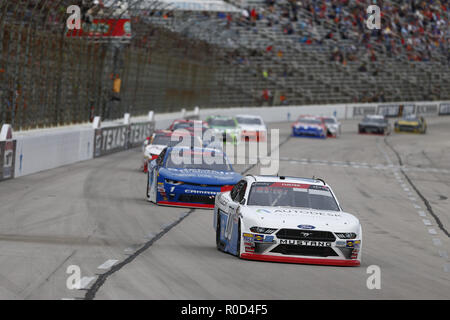 Ft. Vale la pena, Texas, Stati Uniti d'America. 3 Novembre, 2018. Cole Custer (00) battaglie per posizione durante l'O'Reilly Auto Parts sfida al Texas Motor Speedway in Ft. Vale la pena, Texas. Credito: Justin R. Noe Asp Inc/ASP/ZUMA filo/Alamy Live News Foto Stock