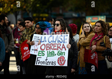 New York, Stati Uniti 03 novembre 2018. Una donna che tiene un cartello in Spagnolo la lettura "la classe operaia è uno, senza frontiere' come alcuni manifestanti che protestavano contro la Trump administration le politiche di immigrazione si sono stretti a Union Square. L'evento, tre giorni prima che gli Stati Uniti elezioni di mid-term, è stato sponsorizzato da diversi gruppi tra cui NYC socialismo democratico di America internazionale e l'organizzazione socialista. Credito: Joseph Reid/Alamy Live News Foto Stock