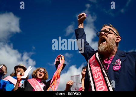 New York, Stati Uniti 03 novembre 2018. Un anti-Trump cantando gruppo denominato "ing Out Loud, Louise!' esegue prima un rally in Union Square contro Trump administration le politiche di immigrazione. Il rally, tre giorni beofre STATI UNITI elezioni di mid-term, è stato sponsorizzato da diversi gruppi tra cui NYC socialismo democratico di America internazionale e l'organizzazione socialista. Credito: Joseph Reid/Alamy Live News Foto Stock