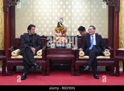 Pechino, Cina. 3 Novembre, 2018. Chinese Vice Presidente Wang Qishan (R) incontra il Primo Ministro pakistano Imran Khan a Pechino Capitale della Cina, nov. 3, 2018. Credito: Shen Hong/Xinhua/Alamy Live News Foto Stock