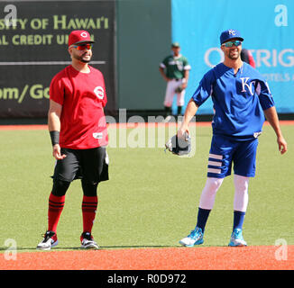 3 novembre 2018 - Cincinnati Reds Eugenio SuÃ¡rez e Kansas City Chiefs Whit Merrifield durante il warm up della sessione di allenamento a Les Murakami Stadium nel campus della University of Hawaii a manoa a Honolulu, HI - Michael Sullivan/CSM Foto Stock