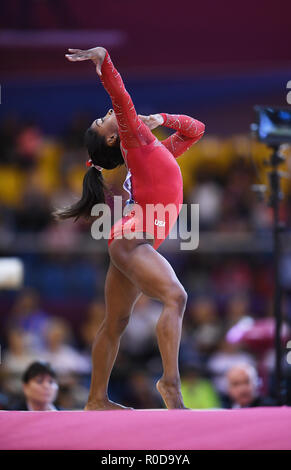 Doha, Katar. 03 Nov, 2018. Simone Biles (USA) a terra. GES/Ginnastica/Gymnastics World Championships di Doha, Geraetfinale, 03.11.2018 - GES/ginnastica artistica/Gymnastics World Championships: 03.11.2018 - | Utilizzo di credito in tutto il mondo: dpa/Alamy Live News Foto Stock