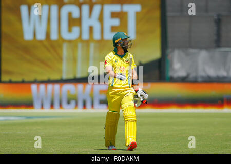 Optus Stadium, Perth, Australia. 4 Novembre, 2018. ODI International Cricket serie, Australia contro il Sud Africa; Glenn Maxwell di Australia passeggiate off dopo essere licenziato per 11 Credito: Azione Sport Plus/Alamy Live News Foto Stock