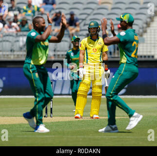 Optus Stadium, Perth, Australia. 4 Novembre, 2018. ODI International Cricket serie, Australia contro il Sud Africa; giocatori sudafricani celebrare il paletto di Glenn Maxwell per 11 Credito: Azione Sport Plus/Alamy Live News Foto Stock