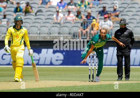 Optus Stadium, Perth, Australia. 4 Novembre, 2018. ODI International Cricket serie, Australia contro il Sud Africa; Imran Tahir del Sud Africa bocce durante gli inning di Australias Credito: Azione Sport Plus/Alamy Live News Foto Stock