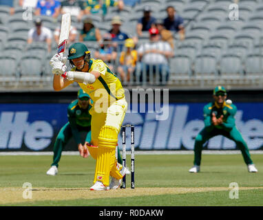 Optus Stadium, Perth, Australia. 4 Novembre, 2018. ODI International Cricket serie, Australia contro il Sud Africa; Pat Cummins di Australia consente la palla passa al detentore durante il suo inning Credito: Azione Sport Plus/Alamy Live News Foto Stock