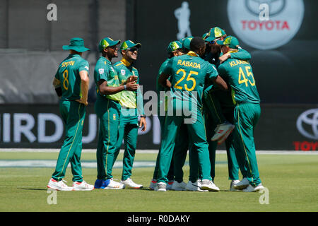 Optus Stadium, Perth, Australia. 4 Novembre, 2018. ODI International Cricket serie, Australia contro il Sud Africa; giocatori sudafricani celebrare la scentratura di Pat di credito Cummins: Azione Plus sport/Alamy Live News Foto Stock