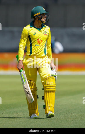 Optus Stadium, Perth, Australia. 4 Novembre, 2018. ODI International Cricket serie, Australia contro il Sud Africa; Alex Carey di Australia passeggiate off dopo essere licenziato per 33 Credito: Azione Sport Plus/Alamy Live News Foto Stock