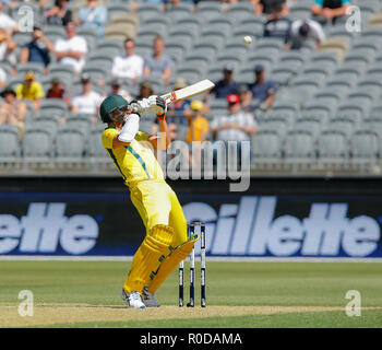 Optus Stadium, Perth, Australia. 4 Novembre, 2018. ODI International Cricket serie, Australia contro il Sud Africa; Josh Hazlewood di Australia gioca sulla slitta durante il suo inning di 6 Credito: Azione Sport Plus/Alamy Live News Foto Stock