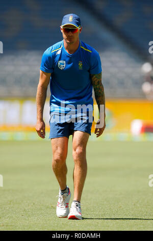 Optus Stadium, Perth, Australia. 4 Novembre, 2018. ODI International Cricket serie, Australia contro il Sud Africa; Dale Steyn del Sud Africa si riscalda prima della partita Credito: Azione Sport Plus/Alamy Live News Foto Stock