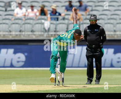 Optus Stadium, Perth, Australia. 4 Novembre, 2018. ODI International Cricket serie, Australia contro il Sud Africa; Kagiso Rabada del Sud Africa bocce durante gli inning di Australias Credito: Azione Sport Plus/Alamy Live News Foto Stock