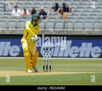 Optus Stadium, Perth, Australia. 4 Novembre, 2018. ODI International Cricket serie, Australia contro il Sud Africa; Alex Carey di Australia orologi la palla passa al detentore durante il suo inning Credito: Azione Sport Plus/Alamy Live News Foto Stock