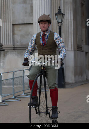 Hyde Park,Londra, UK, 4 novembre 2018,un uomo cavalca un Penny Farthing bike in Londra a Brighton Veteran Car Run che prende il via da Hyde Park sulla sua 122anniversario il suo mondo di più lunga durata evento motoristico. Auto d'epoca rendono la corsa verso il basso per Brighton sperando di attraversare la linea del traguardo in Madeira Drive con fodera di spettatori lungo il percorso. Credito: Keith Larby/Alamy Live News Foto Stock