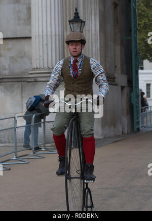 Hyde Park,Londra, UK, 4 novembre 2018,un uomo cavalca un Penny Farthing bike in Londra a Brighton Veteran Car Run che prende il via da Hyde Park sulla sua 122anniversario il suo mondo di più lunga durata evento motoristico. Auto d'epoca rendono la corsa verso il basso per Brighton sperando di attraversare la linea del traguardo in Madeira Drive con fodera di spettatori lungo il percorso. Credito: Keith Larby/Alamy Live News Foto Stock