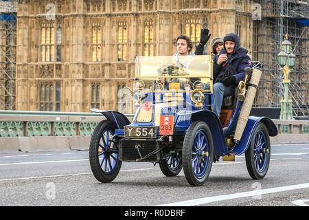 Westminster Bridge, Londra, Regno Unito, 4 Nov 2018. La più lunga del mondo in esecuzione evento motoristico, Bonhams Londra a Brighton Veteran Car Run, imposta da Hyde Park e lungo la Constitution Hill da Buckingham Palace, il Mall e Admiralty Arch, poi lungo un 60 miglio percorso tutto il modo di Brighton. È questo anno nella sua 122anniversario esegui. Più di 400 del veterano sono vetture dalla pre-1905 era. Credito: Imageplotter News e sport/Alamy Live News Foto Stock