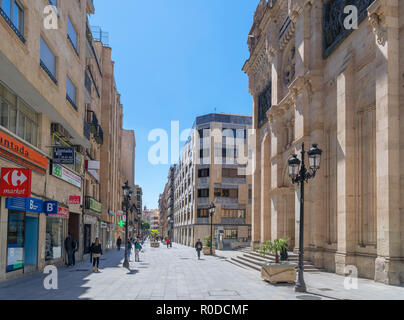 Calle Toro nel centro della città con la chiesa di San Juan de Sahagun a destra, Salamanca, Castilla y Leon, Spagna Foto Stock