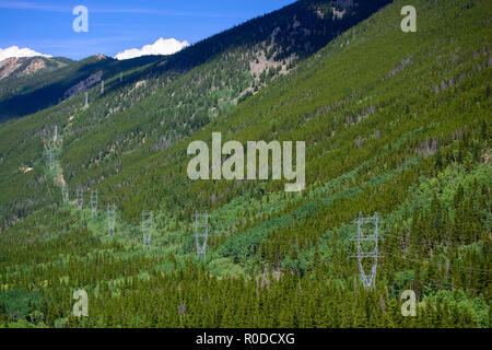 Elevata tensione di linee elettriche ad alta tensione nelle montagne Foto Stock