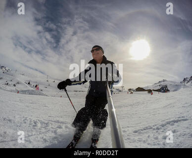 Di mezza età maschio bianco sciatore prendendo un selfie mentre lo sci Foto Stock