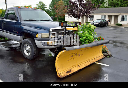 Snow Plough montato sulla parte anteriore del carrello di prelievo ottenere pronto per l'inverno, Albany NY, STATI UNITI D'AMERICA Foto Stock