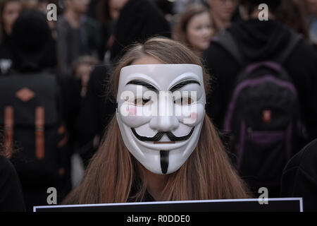 Un partecipante visto in piedi indossando maschera anonimo durante la protesta. Anonimo è un vegano gruppo di attivisti che indossa abiti neri mantenendo i laptop e cartelloni come essi dimostrano contro lo sfruttamento degli animali, il cubo della verità è una pacifica dimostrazione statica simile a una performance artistica. Foto Stock