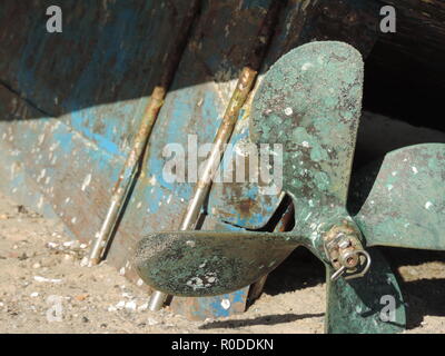 Hélices de um barco em desuso ancorado na areia. Foto Stock