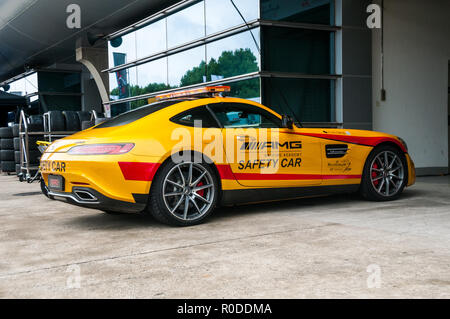 Un AMG Mercedes SLS safety car per il Blancpain GT Serie visto nel box del Circuito di Shanghai. Foto Stock