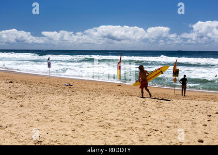 Ancora di salvezza con la tavola da surf sul dazio su una spiaggia dell'oceano nel Queensland, Australia Foto Stock