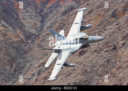 Boeing F/A-18G Growler volato dal Navy US test squadron VX-9 "Vampiri' dalla Cina lago NWS nella Valle della Morte durante il 2016 Foto Stock