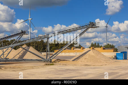 Nastri trasportatori in un impianto per la selezione e il lavaggio di sabbia per la produzione di calcestruzzo e le attività di costruzione Foto Stock