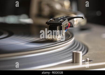 In prossimità di una piattaforma girevole testa di spillo di riproduzione di musica da un lp Foto Stock