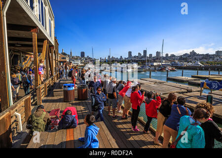 San Francisco, California, Stati Uniti - Agosto 14, 2016: i turisti a San Francisco Pier 39, popolare attrazione per i leoni di mare. Barche e yacht ormeggiata al Pontile del Pescatore. San Francisco cityscape. Foto Stock