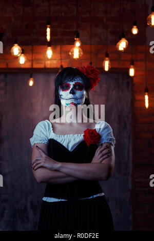 Foto di Halloween di donna con il bianco per il make-up sul viso Foto Stock