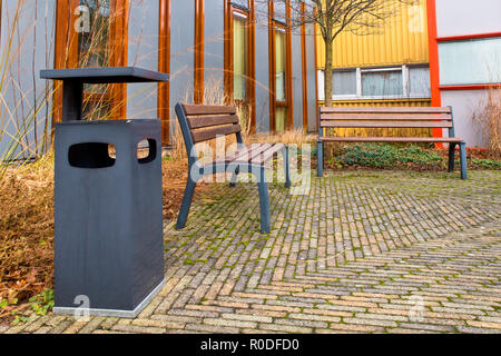 Area di appoggio nel giardino di un complesso universitario Foto Stock