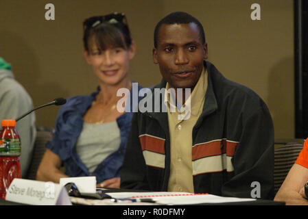 Corridori della maratona Josphat Mwangi e Heather Turland la conferenza stampa che si è svolta in piombo-fino al 'Città2" Surf Marathon essendo eseguito su Domenica, Agosto 9,2009. Attirare un numero record di oltre 75.000 operatori, l'evento non è il più grande del mondo di maratona di pubblico e dispone di una serie di guide di scorrimento che vanno da elite atleti internazionali, celebrità, scolaresche, famiglie e guide in costume di novità. Il 14-chilometro di gara viaggia dal CBD di Sydney ad una linea di finitura sulle rive di Bondi Beach. Sydney, Australia. 07.08.09. Foto Stock