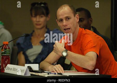 Australian corridori della maratona Steve Moneghetti e Heather Turland la conferenza stampa che si è svolta in piombo-fino al 'Città2" Surf Marathon essendo eseguito su Domenica, Agosto 9,2009. Attirare un numero record di oltre 75.000 operatori, l'evento non è il più grande del mondo di maratona di pubblico e dispone di una serie di guide di scorrimento che vanno da elite atleti internazionali, celebrità, scolaresche, famiglie e guide in costume di novità. Il 14-chilometro di gara viaggia dal CBD di Sydney ad una linea di finitura sulle rive di Bondi Beach. Sydney, Australia. 07.08.09. Foto Stock