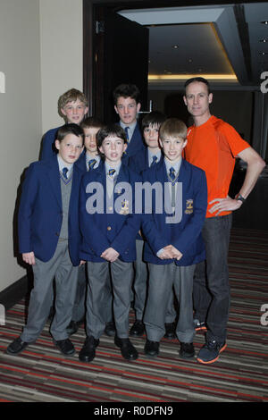 Australian maratoneta Steve Moneghetti con guide dello studente da Sydney's San Pio X college della conferenza stampa tenutasi in piombo-fino al 'Città2" Surf Marathon essendo eseguito su Domenica, Agosto 9,2009. Attirare un numero record di oltre 75.000 operatori, l'evento non è il più grande del mondo di maratona di pubblico e dispone di una serie di guide di scorrimento che vanno da elite atleti internazionali, celebrità, scolaresche, famiglie e guide in costume di novità. Il 14-chilometro di gara viaggia dal CBD di Sydney ad una linea di finitura sulle rive di Bondi Beach. Sydney, Australia. 07.08.09. Foto Stock