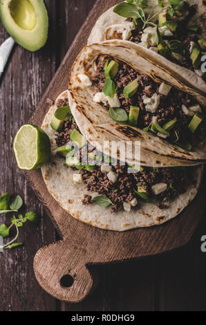 In casa la carne macinata tortilla, fresco di avocado e mozzarella una delizia cibo cucina semplice, fresco ingredience Foto Stock