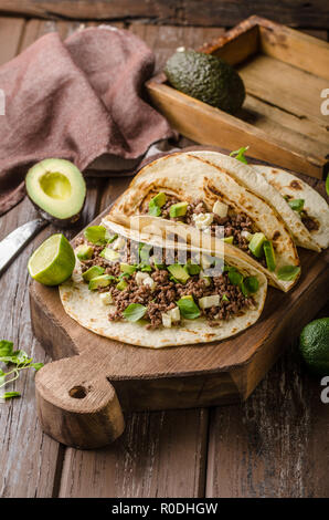 In casa la carne macinata tortilla, fresco di avocado e mozzarella una delizia cibo cucina semplice, fresco ingredience Foto Stock