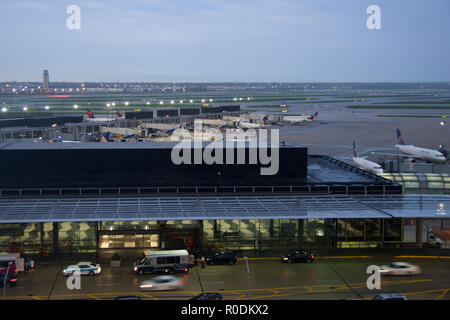 CHICAGO, Illinois, Stati Uniti - Maggio 11th, 2018: diversi aerei alla porta all'Aeroporto Internazionale Chicago O'Hare nelle prime ore del mattino Foto Stock