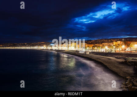 Città di Nizza skyline notturno in Francia, spiaggia sulla Costa Azzurra da parte del Mare Mediterraneo Foto Stock