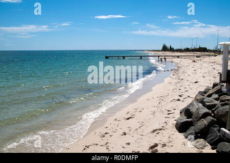 Busselton Australia, vista lungo la spiaggia verso il piccolo molo Foto Stock