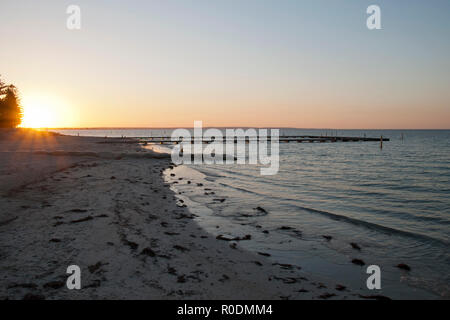 Busselton Australia, vista lungo la spiaggia al tramonto Foto Stock